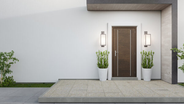 3D-Rendering eines Hauseingangs, mit Wohnungseingangstür aus Holz, weißer Wand, einem Vordach und zwei Blumenkästen
