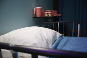 Leeres Bett in einem Krankenhaus