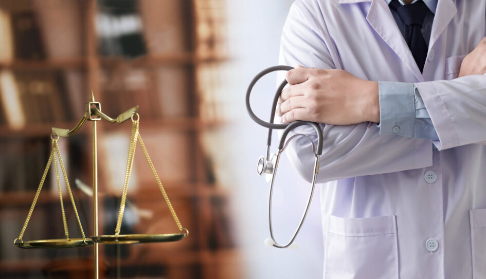 Geschäftsregeln für das Gesundheitswesen, links die Waage der Gerechtigkeit und rechts ein Arzt, als Zeichen des Rechtskonzepts