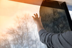 Installation von Fensterfolie im Büro zum Schutz vor ultravioletter Strahlung und vor neugierigen Blicken