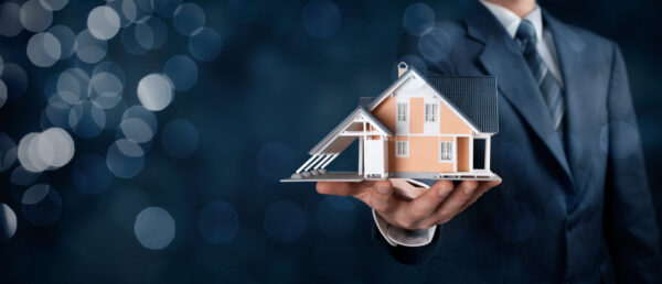 Grafik eines Immobilienmaklers, der auf Modellhaus klickt, als Zeichen für Immobiliengeschäfte